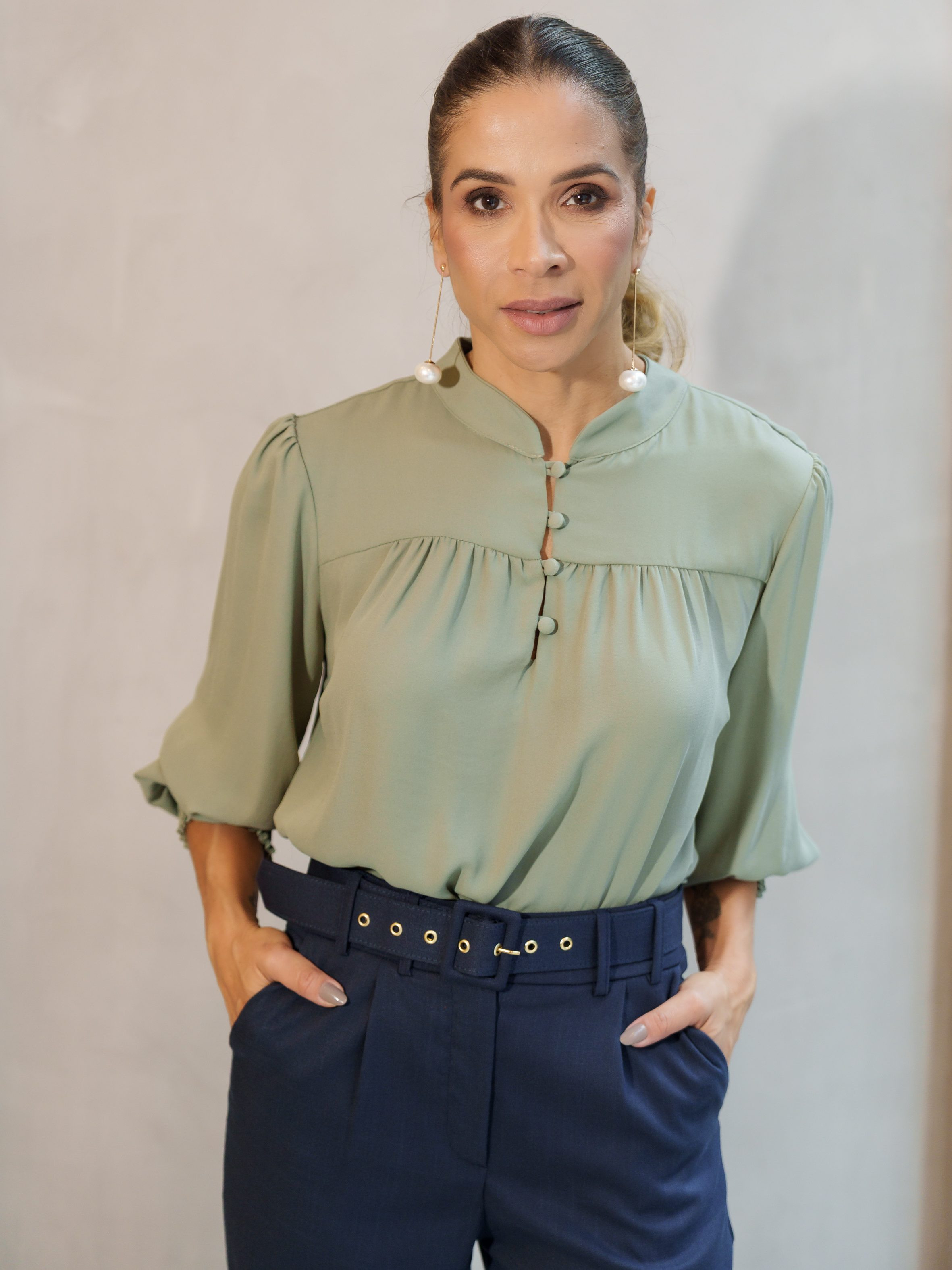 BLUSA CREPE GOLA C/ BOTÃO