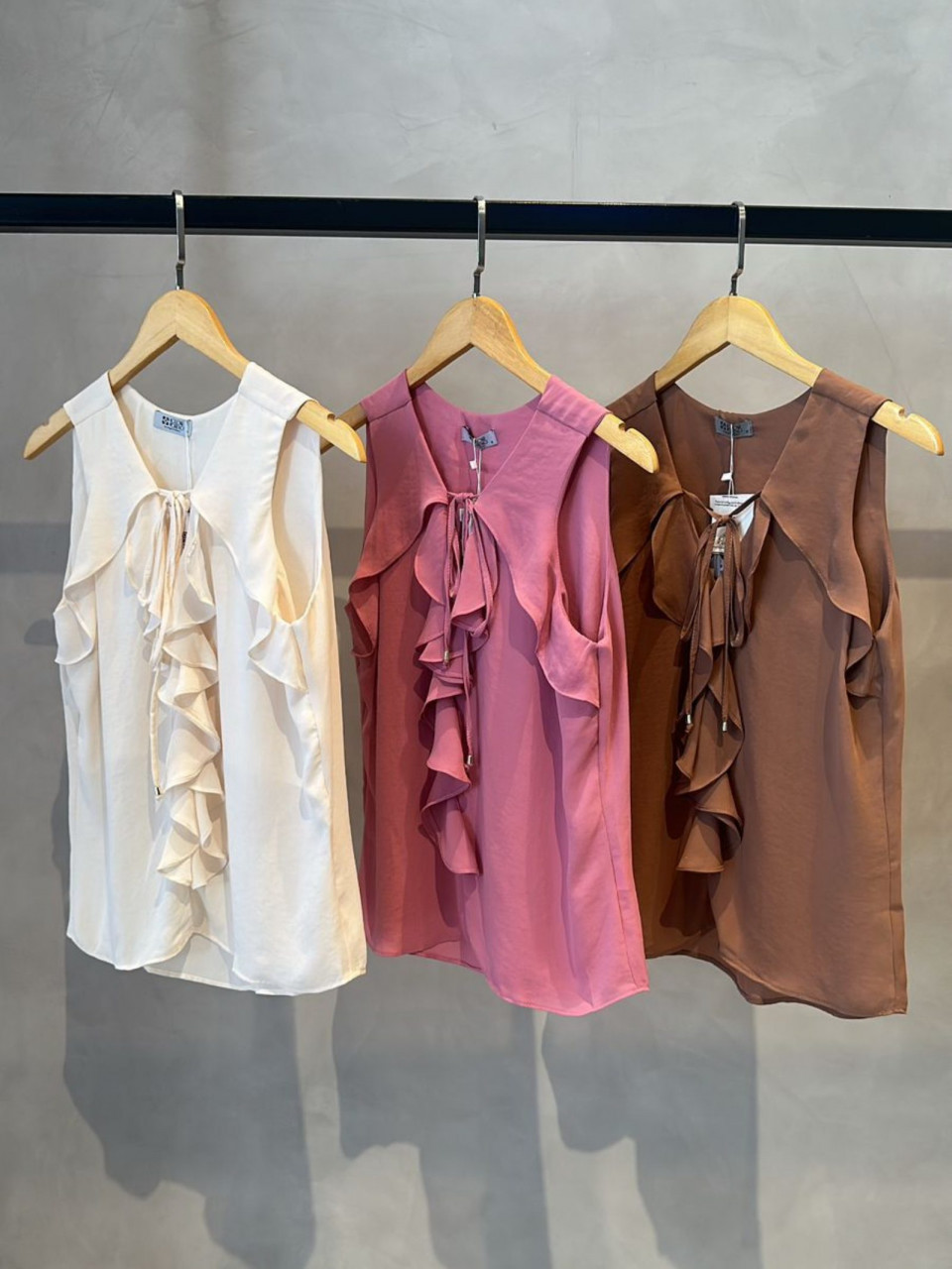 BLUSA CREPE SEM MANGA BABADO